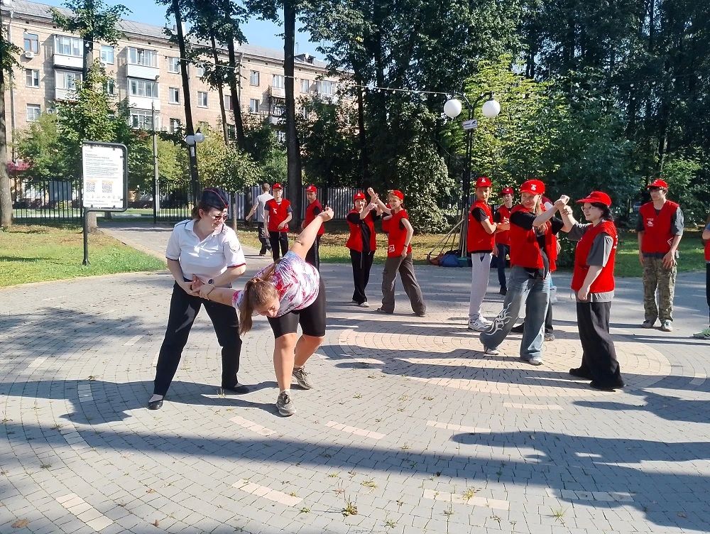 Полицейские и общественница в Электростали присоединились к акции «Зарядка со стражем порядка» Полицейские и общественница в Электростали присоединились к акции «Зарядка со стражем порядка»