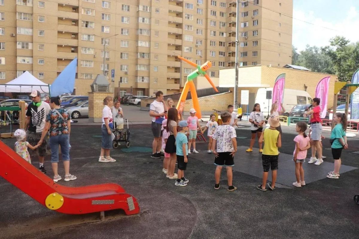 Всем двором на общий праздник Всем двором на общий праздник