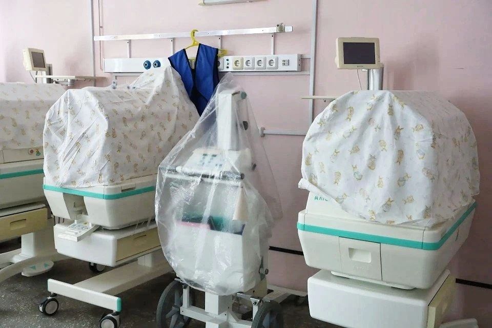 В родильный дом поступила новая техника для экстренной помощи младенцам с осложнениями: система реанимации, аппарат ИВЛ и мобильный рентген. Оснащение предназначено для стабилизации состояния детей до перевода в... В родильный дом поступила новая техника для экстренной помощи младенцам с осложнениями: система реанимации, аппарат ИВЛ и мобильный рентген. Оснащение предназначено для стабилизации состояния детей до перевода в...