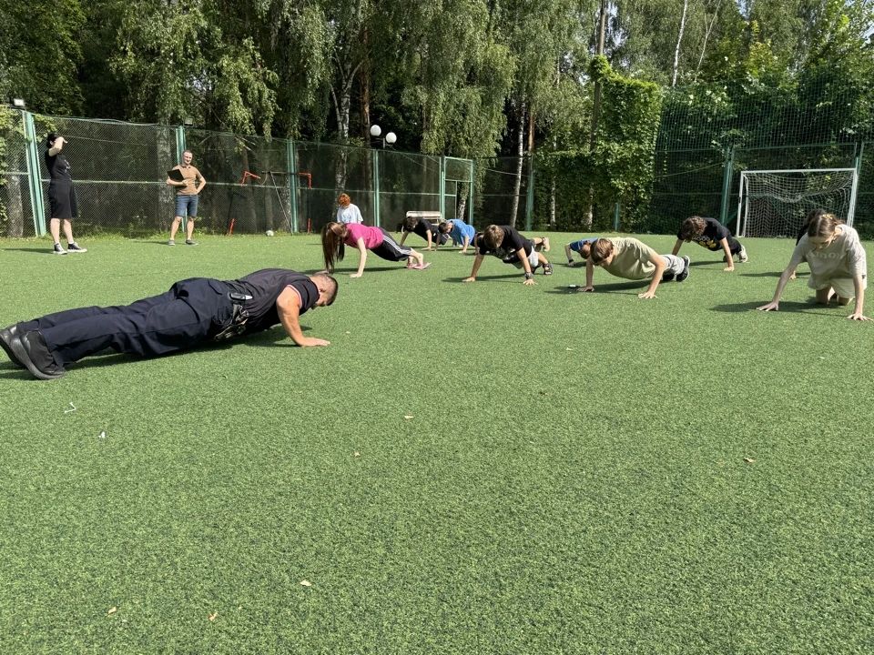 В Мытищах полицейские и общественница провели акцию «Зарядка со стражем порядка» В Мытищах полицейские и общественница провели акцию «Зарядка со стражем порядка»