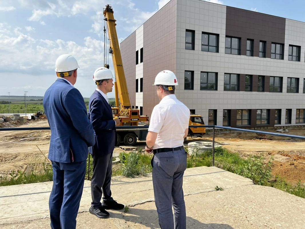 С Днем строителя!. Уважаемые строители, ветераны отрасли, все, кто своим трудом создает облик наших городов и сел! Поздравляю вас с профессиональным праздником С Днем строителя!. Уважаемые строители, ветераны отрасли, все, кто своим трудом создает облик наших городов и сел! Поздравляю вас с профессиональным праздником