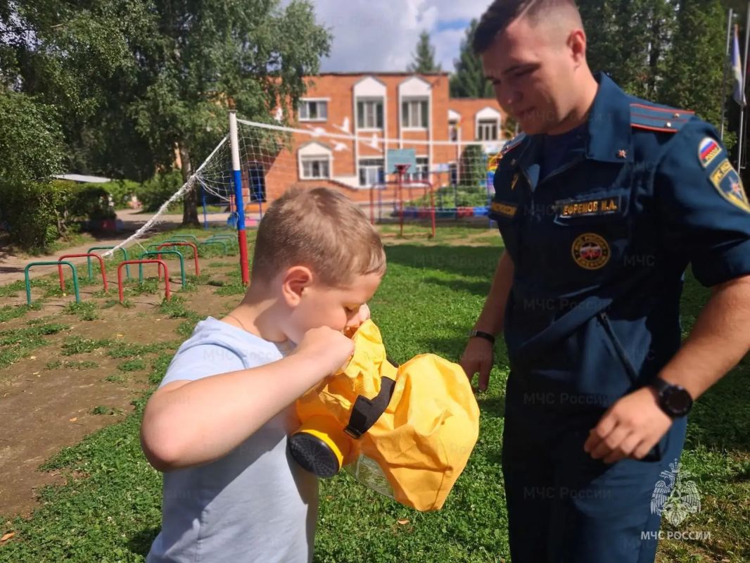 В Ступино в детском саду прошёл урок безопасности: малыши примерили самоспасатель «ШансЕ» В Ступино в детском саду прошёл урок безопасности: малыши примерили самоспасатель «ШансЕ»