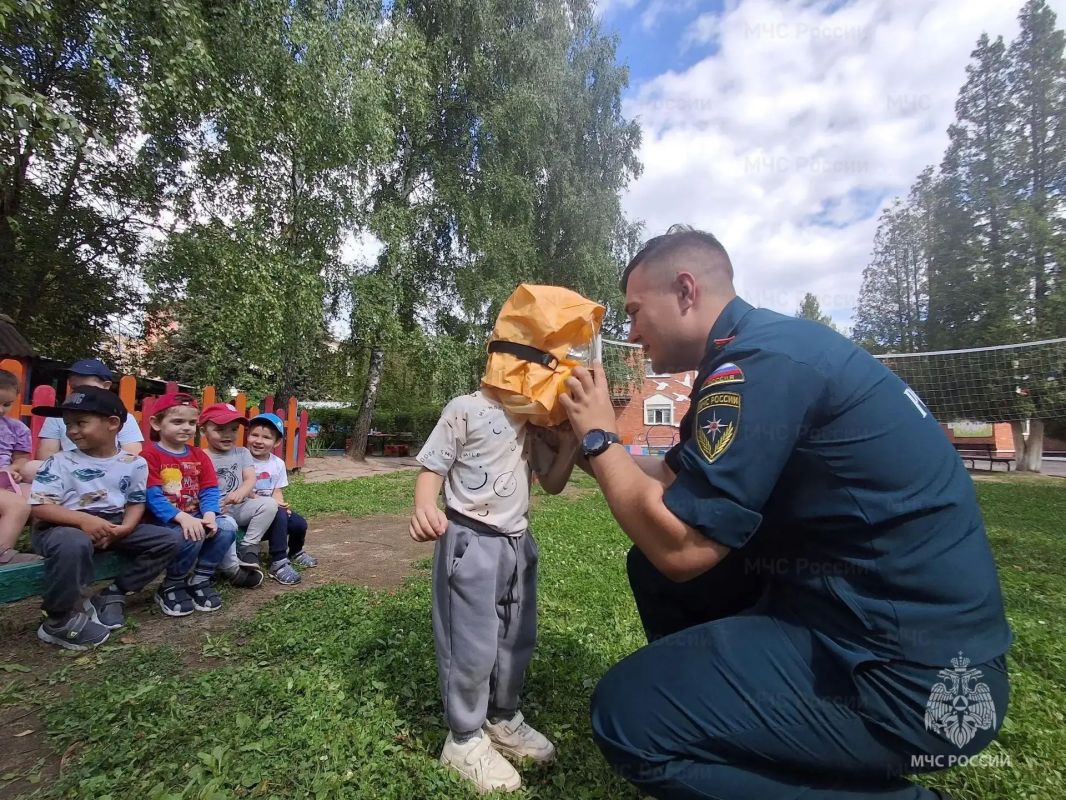 В Ступино в детском саду прошёл урок безопасности: малыши примерили самоспасатель «ШансЕ» В Ступино в детском саду прошёл урок безопасности: малыши примерили самоспасатель «ШансЕ»