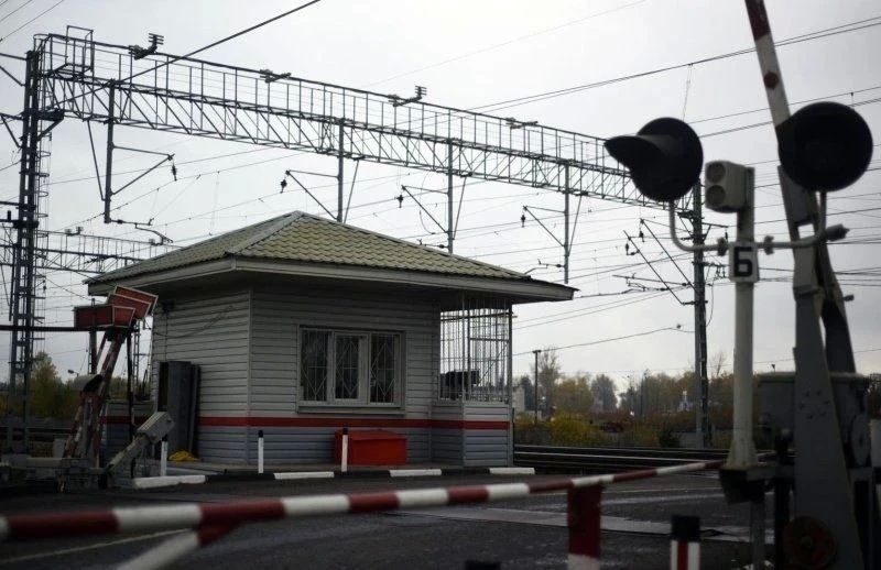 Вниманию водителей. 14 августа 2026 года с 10:00 до 17:00 будет закрыто движение автотранспорта через через железнодорожный переезд 71 км станции Лопатино в связи с производством путевых работ. Объезд через переезд 77 км....