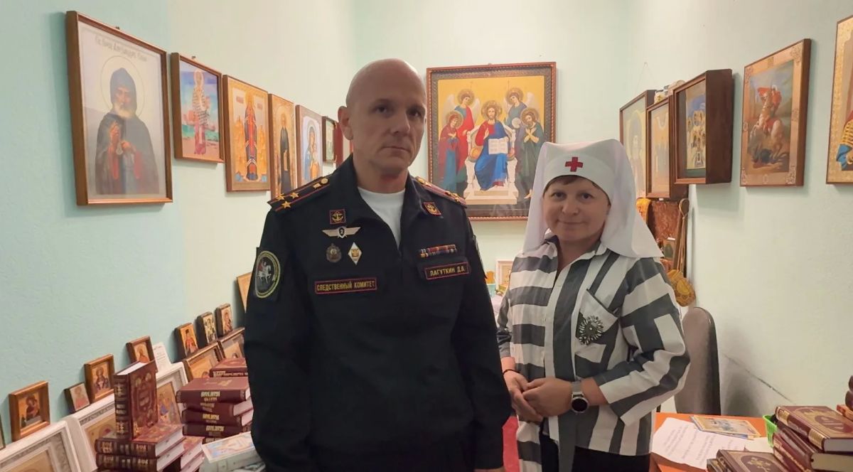 Военные следователи Северного флота и представители подмосковного духовенства передали литературу в госпиталь и храм Североморска Военные следователи Северного флота и представители подмосковного духовенства передали литературу в госпиталь и храм Североморска