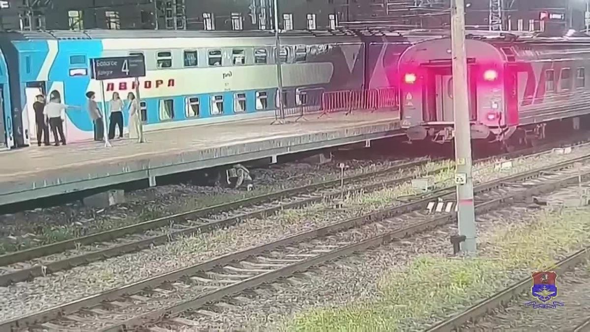В Бологое транспортные полицейские доставили в дежурную часть подростка, путешествовавшего в межвагонном пространстве поезда Москва – Санкт-Петербург