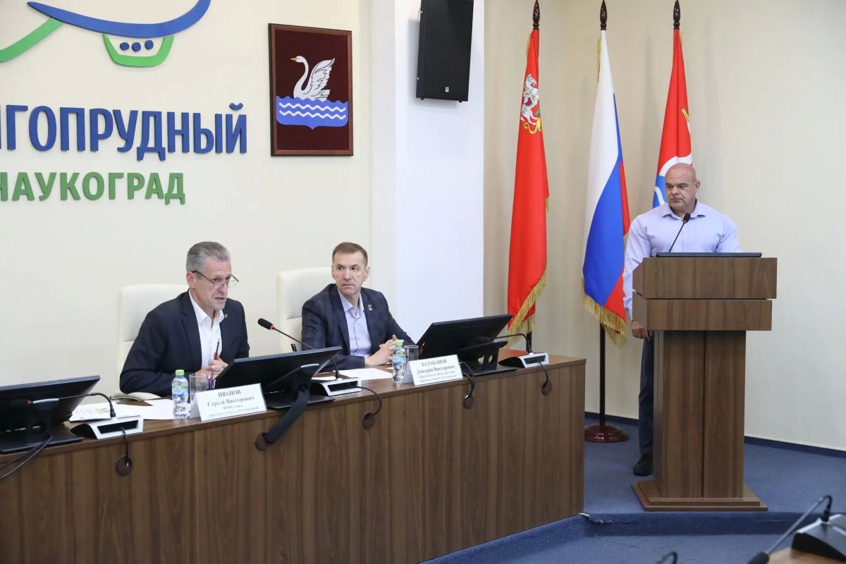 Подготовку к новому учебному году и ликвидацию брошенного транспорта обсудили в Долгопрудном