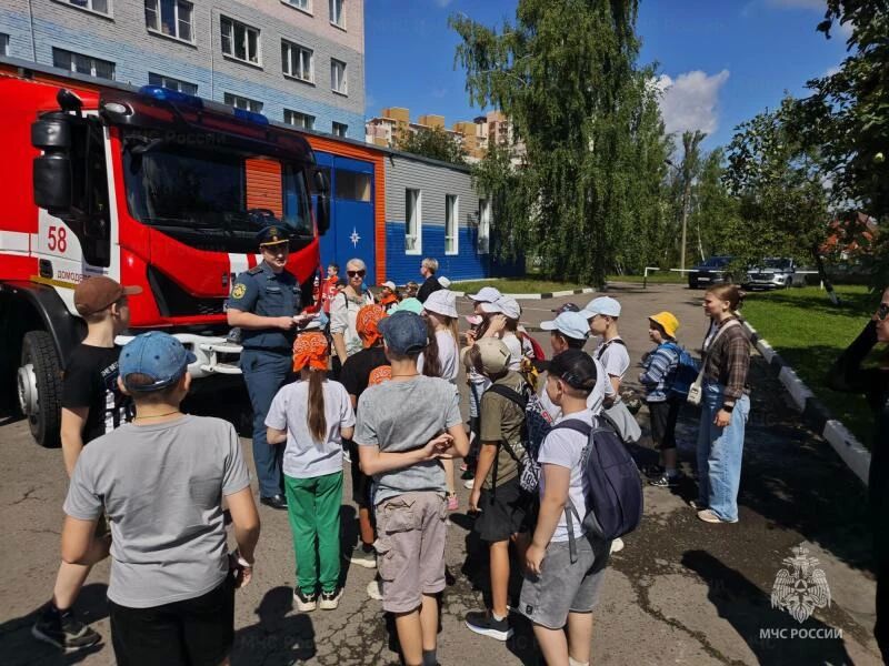 Школьникам Домодедова рассказали о буднях пожарных и основах спасательного дела