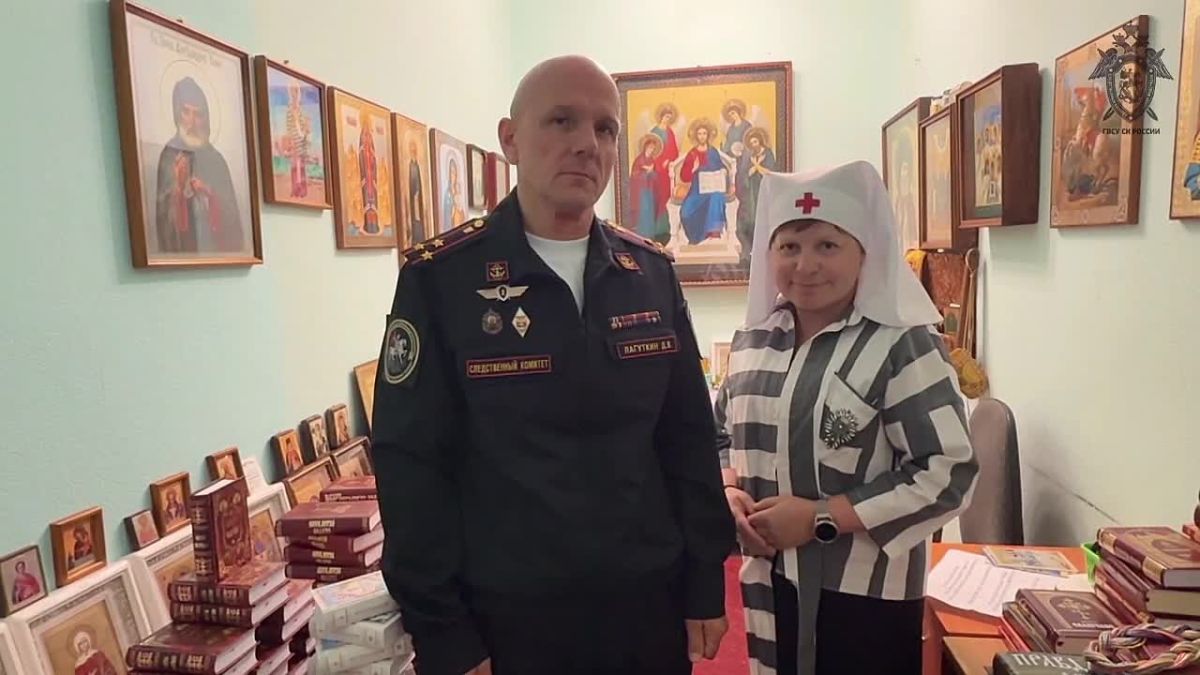 Военные следователи Северного флота и представители подмосковного духовенства передали литературу в госпиталь и храм Североморска