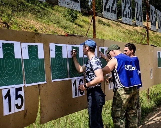Сотрудники подмосковного главка Росгвардии завоевали "серебро" на соревнованиях по стрельбе из автомата Сотрудники подмосковного главка Росгвардии завоевали "серебро" на соревнованиях по стрельбе из автомата