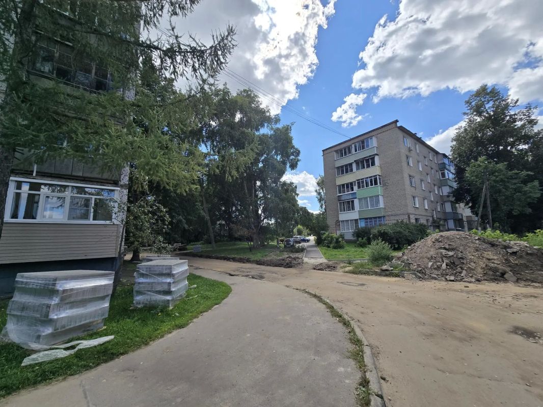 Продолжаются строительные работы в большом дворе, который объединяет сразу шесть домов — №32 и 34 на улице Горького, №41 и 41а на проспекте Кирова, а также №12 и 14 на улице Зеленой Продолжаются строительные работы в большом дворе, который объединяет сразу шесть домов — №32 и 34 на улице Горького, №41 и 41а на проспекте Кирова, а также №12 и 14 на улице Зеленой