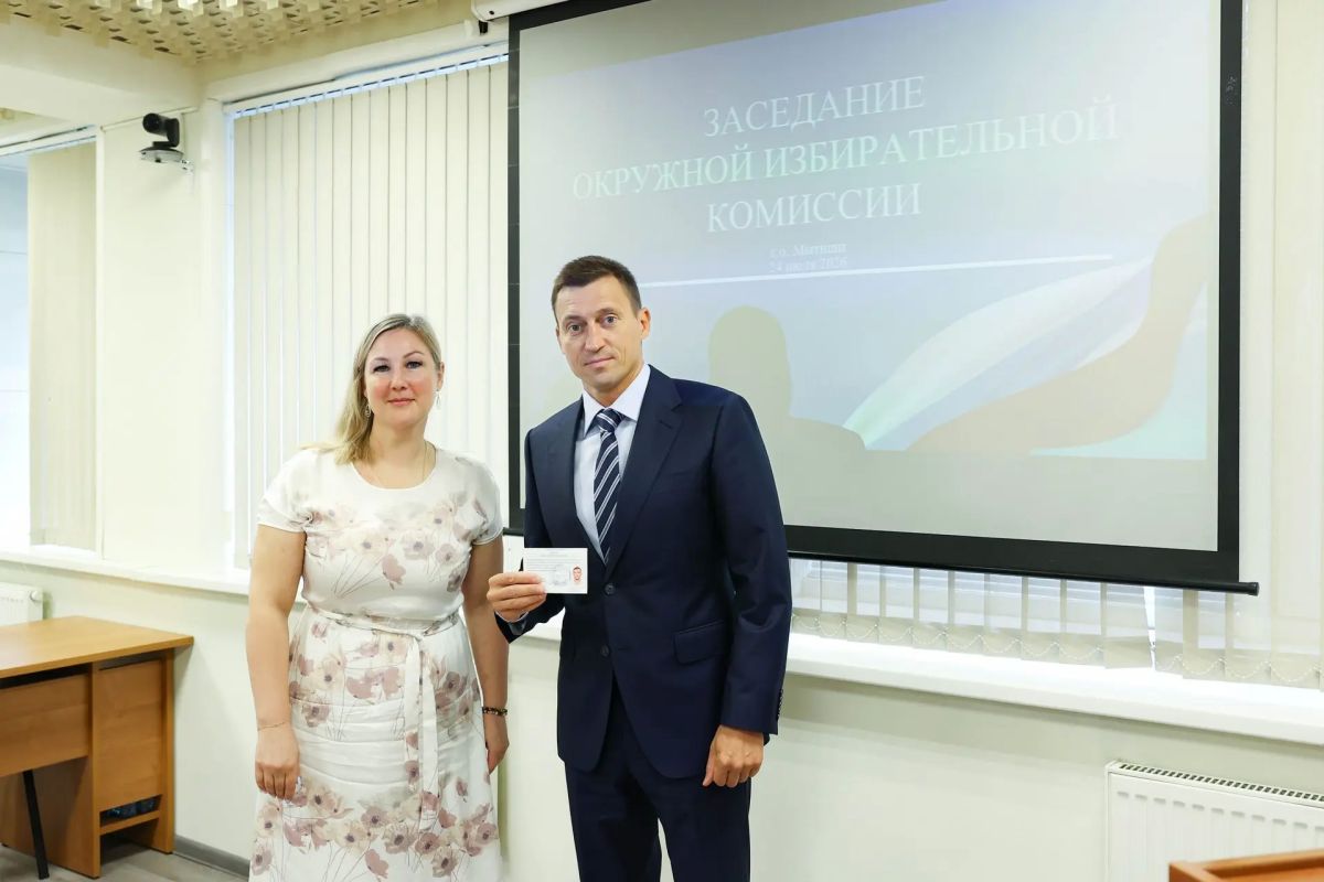 Кандидатам в депутаты в Государственную думу вручили удостоверения зарегистрированного кандидата
