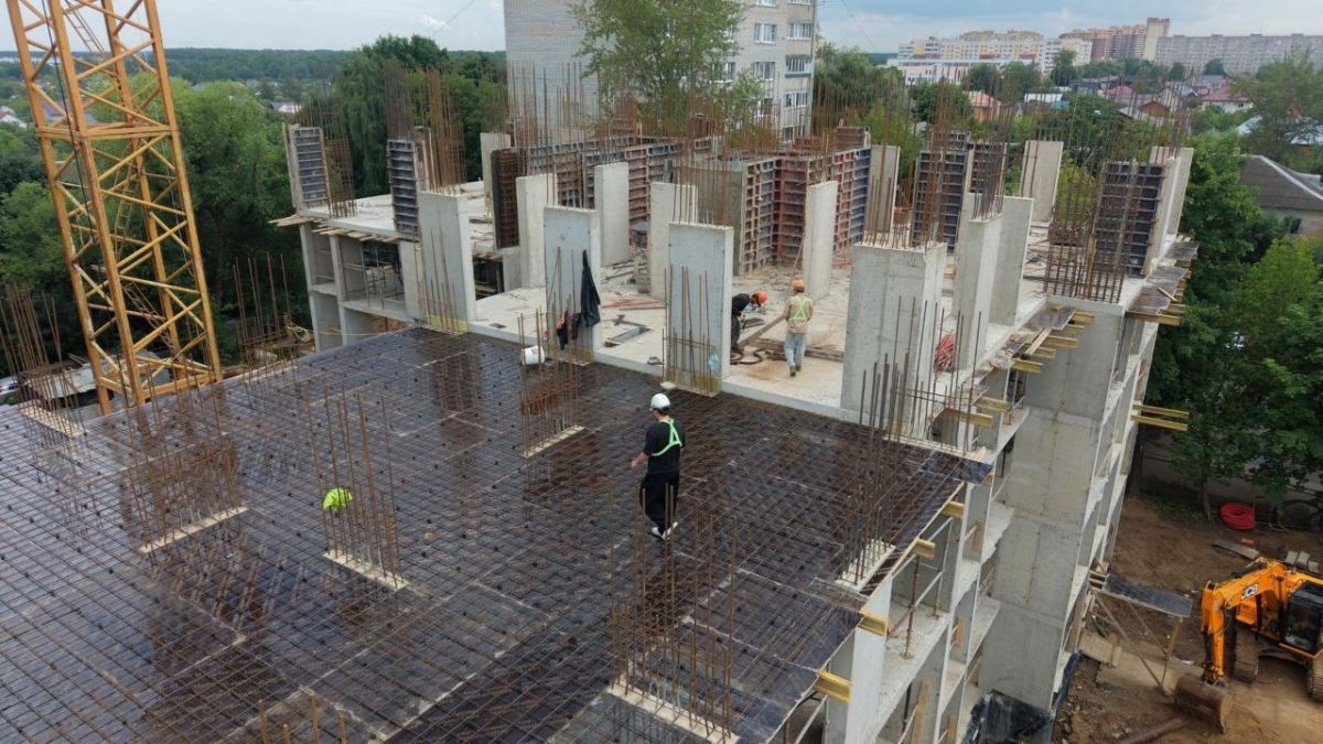 Строительство второго дома для переселенцев из аварийного жилья в Климовске вышло на новый этап Строительство второго дома для переселенцев из аварийного жилья в Климовске вышло на новый этап