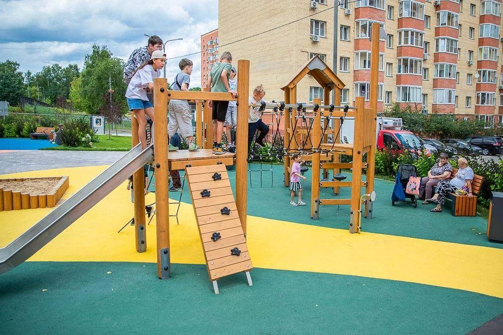 Андрей Иванов: Во дворе ЖК «Олива» в Лесном Городке вместе с детьми и родителями открыли новую игровую площадку Андрей Иванов: Во дворе ЖК «Олива» в Лесном Городке вместе с детьми и родителями открыли новую игровую площадку