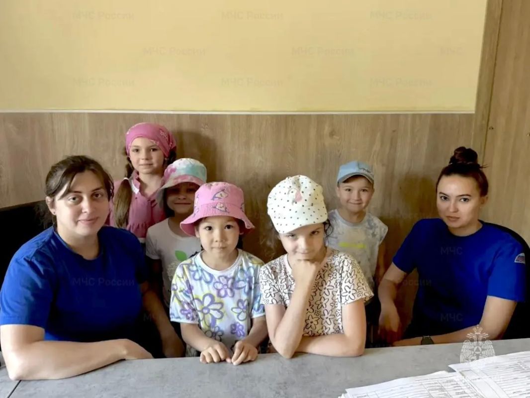 В гостях у огнеборцев: воспитанники «Непоседы» познакомились с работой пожарных в Долгопрудном В гостях у огнеборцев: воспитанники «Непоседы» познакомились с работой пожарных в Долгопрудном