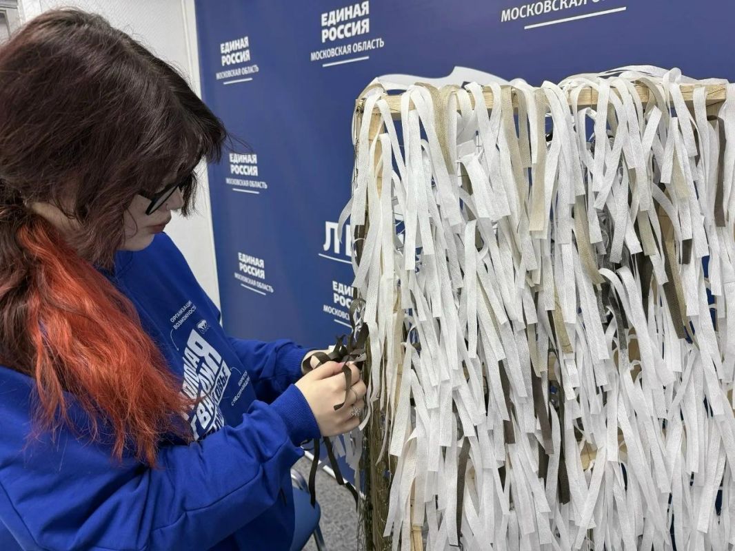 Лыткаринские молодогвардейцы сплели защитные пончо для бойцов Лыткаринские молодогвардейцы сплели защитные пончо для бойцов