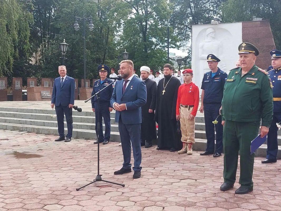 12 августа Богородский округ традиционно отдал дань уважения тем, кто охраняет небо Родины: в муниципалитете прошли памятные и торжественные мероприятия, приуроченные ко Дню Военновоздушных сил Российской Федерации 12 августа Богородский округ традиционно отдал дань уважения тем, кто охраняет небо Родины: в муниципалитете прошли памятные и торжественные мероприятия, приуроченные ко Дню Военновоздушных сил Российской Федерации