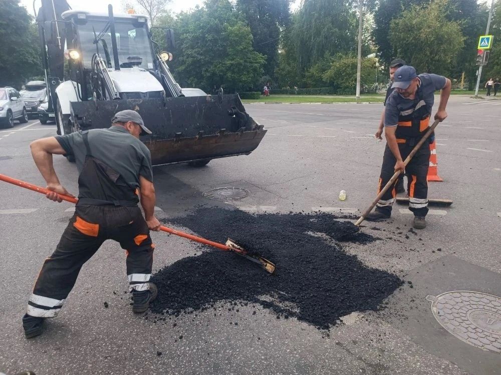 Предприятие «Автобытдор» продолжает плановый ремонт дорог и дворовых территорий Предприятие «Автобытдор» продолжает плановый ремонт дорог и дворовых территорий