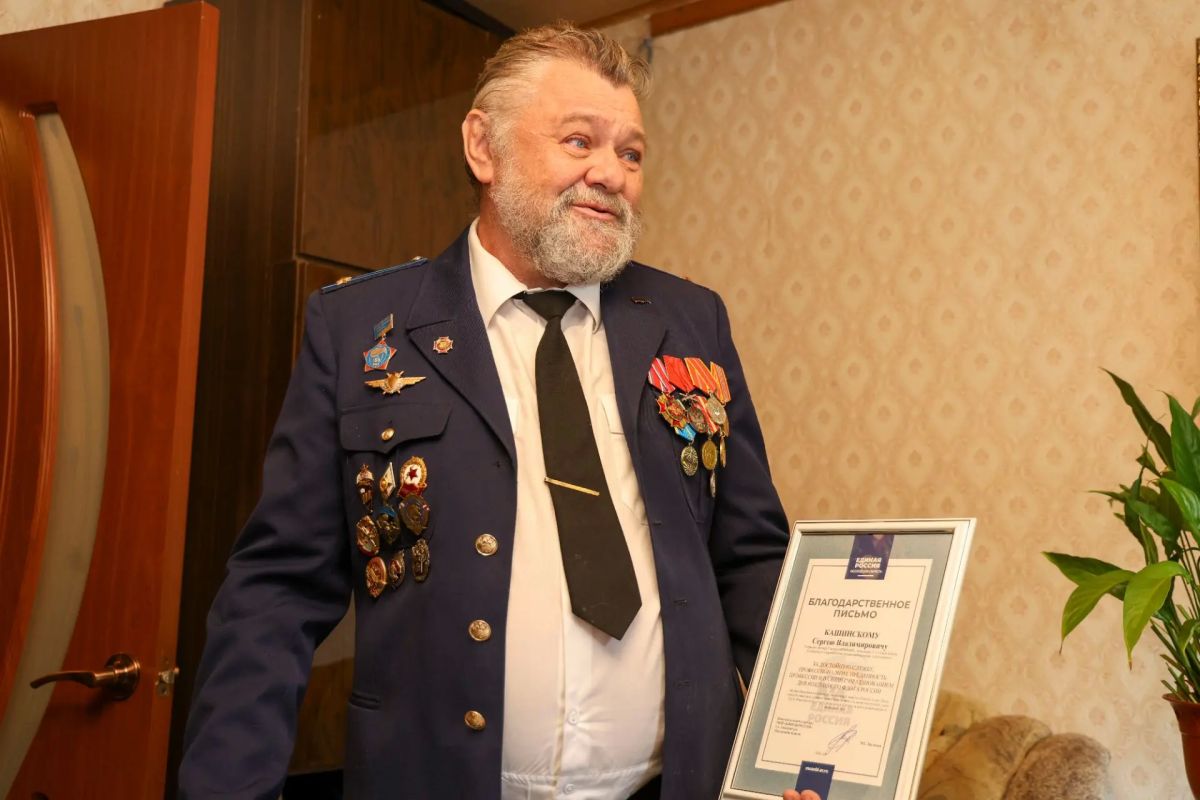 Поздравили с Днём Военно-воздушных сил подполковника Кашинского Сергея Владимировича Поздравили с Днём Военно-воздушных сил подполковника Кашинского Сергея Владимировича