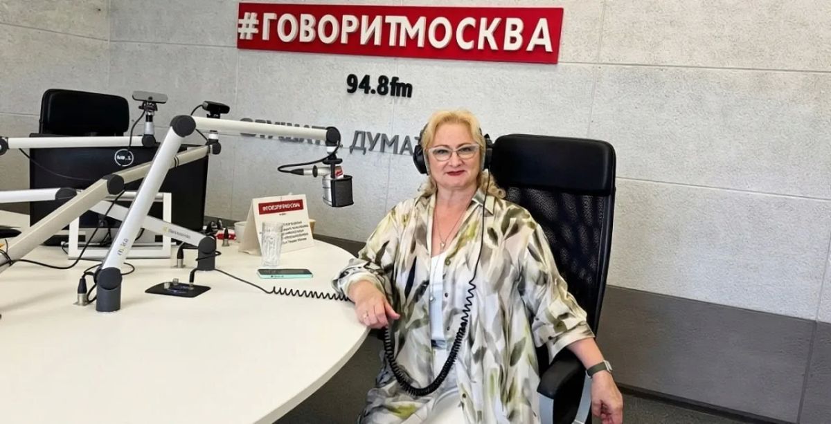 Председатель Общественной палаты округа помогает слушателям в радиоэфире