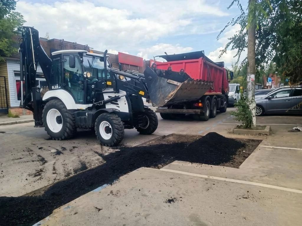 Предприятие «Автобытдор» продолжает плановый ремонт дорог и дворовых территорий