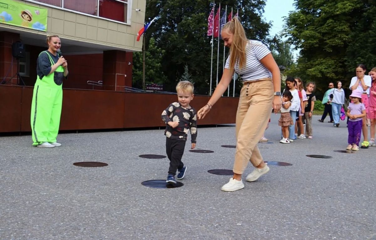 На площади ДК «Юбилейный» в рамках проекта #ЛЕТОВПОДМОСКОВЬЕ прошла игровая программа «Лето вокруг света!» На площади ДК «Юбилейный» в рамках проекта #ЛЕТОВПОДМОСКОВЬЕ прошла игровая программа «Лето вокруг света!»