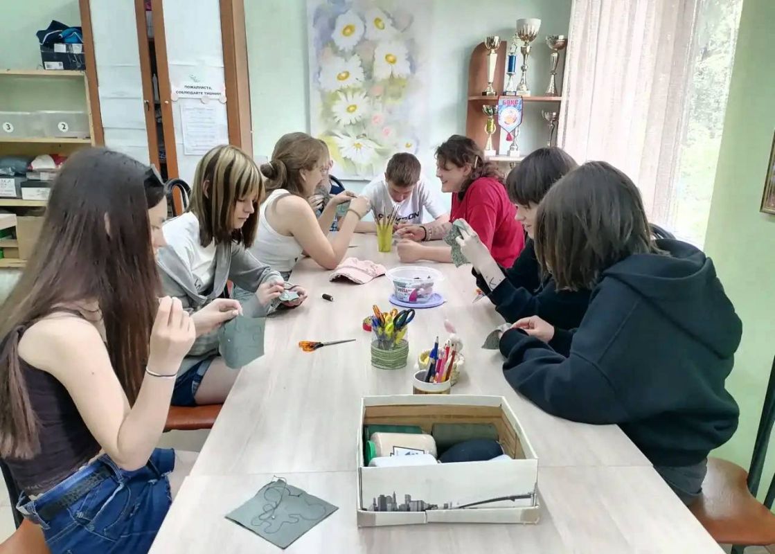 В лагере «Ромашка» дети шьют мягкие игрушки для бойцов СВО В лагере «Ромашка» дети шьют мягкие игрушки для бойцов СВО