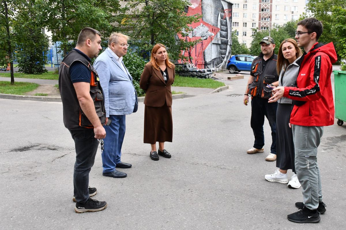 Заместитель главы Жуковского Алла Дунаевич проверила содержание территорий во дворе ул. Левченко, д.4,6,8 Заместитель главы Жуковского Алла Дунаевич проверила содержание территорий во дворе ул. Левченко, д.4,6,8