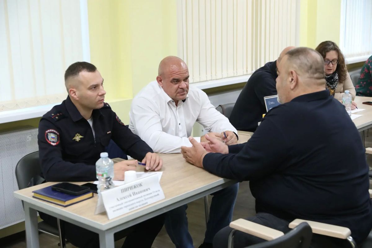«Пришёл, чтобы решить проблему»: жители Долгопрудного приняли участие в выездной администрации «Пришёл, чтобы решить проблему»: жители Долгопрудного приняли участие в выездной администрации