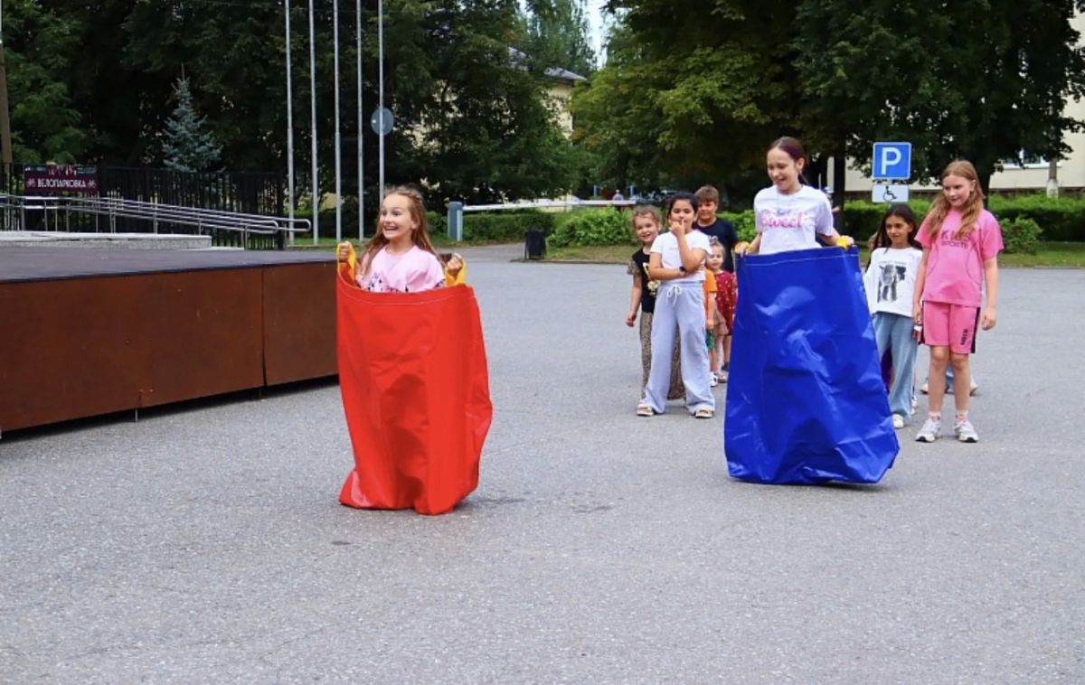 На площади ДК «Юбилейный» в рамках проекта #ЛЕТОВПОДМОСКОВЬЕ прошла игровая программа «Лето вокруг света!» На площади ДК «Юбилейный» в рамках проекта #ЛЕТОВПОДМОСКОВЬЕ прошла игровая программа «Лето вокруг света!»