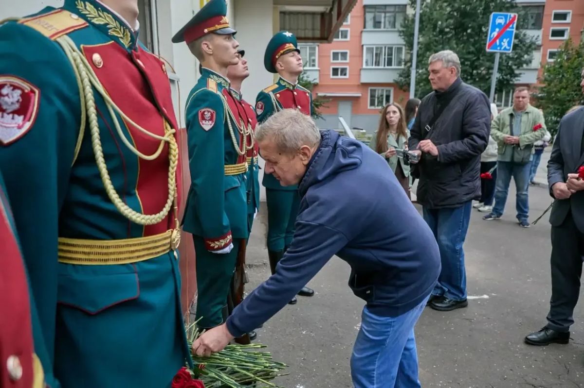 Мемориальную доску участнику СВО Денису Уровину открыли в Балашихе Мемориальную доску участнику СВО Денису Уровину открыли в Балашихе