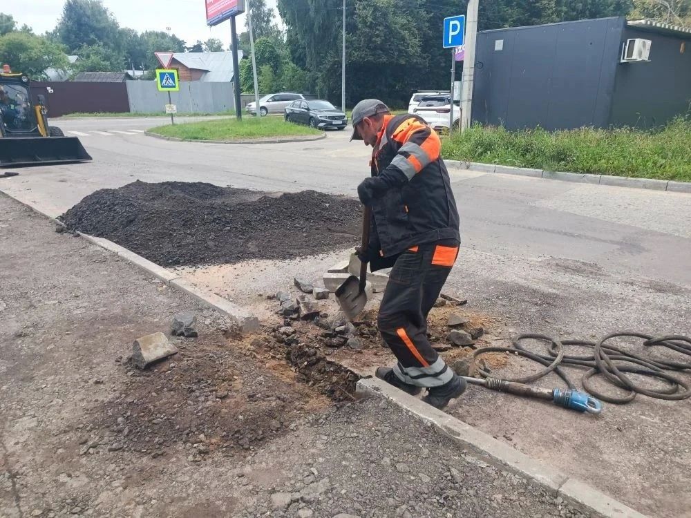 В городе продолжаются работы по ремонту дорог и тротуаров В городе продолжаются работы по ремонту дорог и тротуаров