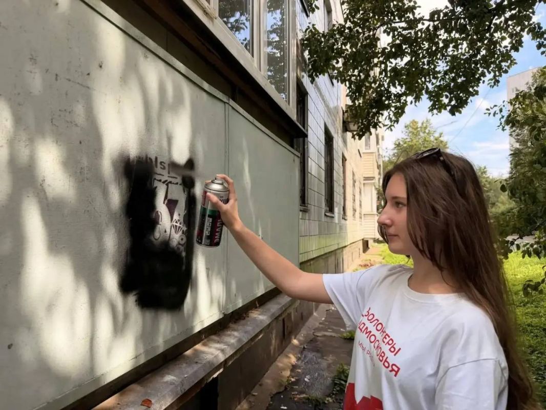 В Ленинском городском округе активисты движения «Волонтеры Подмосковья» вновь провели рейд по выявлению и закрашиванию незаконных надписей, содержащих рекламу наркотических веществ В Ленинском городском округе активисты движения «Волонтеры Подмосковья» вновь провели рейд по выявлению и закрашиванию незаконных надписей, содержащих рекламу наркотических веществ