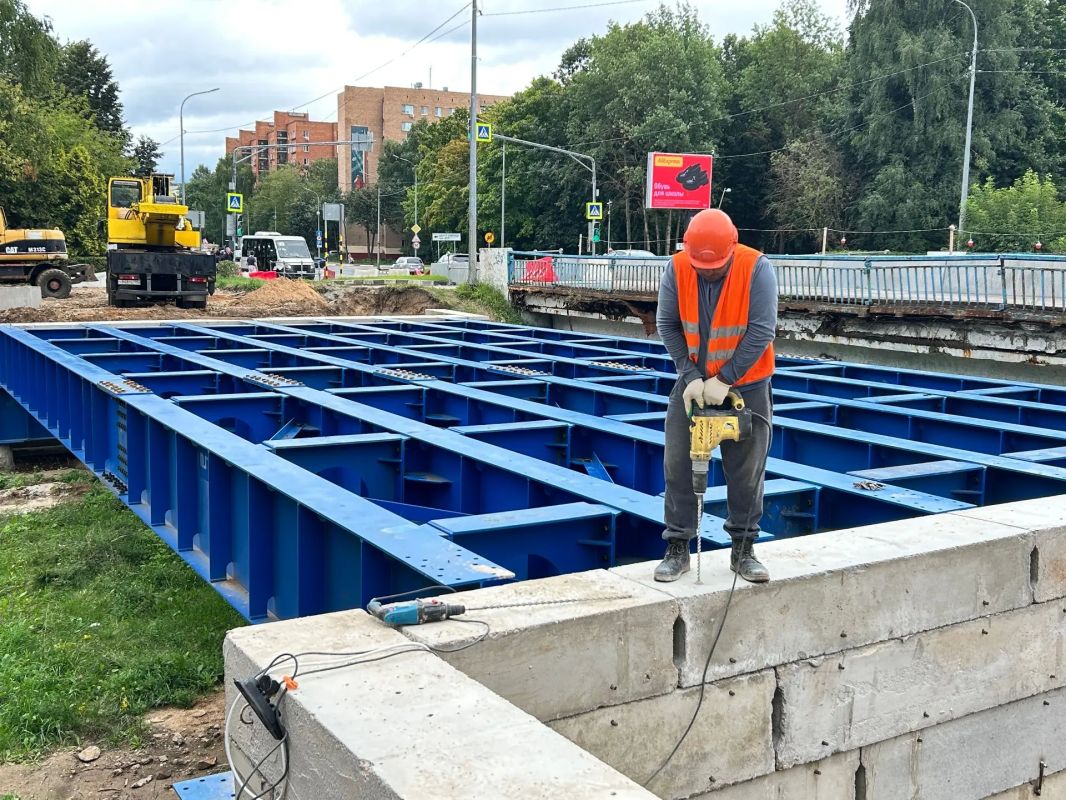 На улице Циолковского в Королёве строят временный мост для ремонта путепровода На улице Циолковского в Королёве строят временный мост для ремонта путепровода