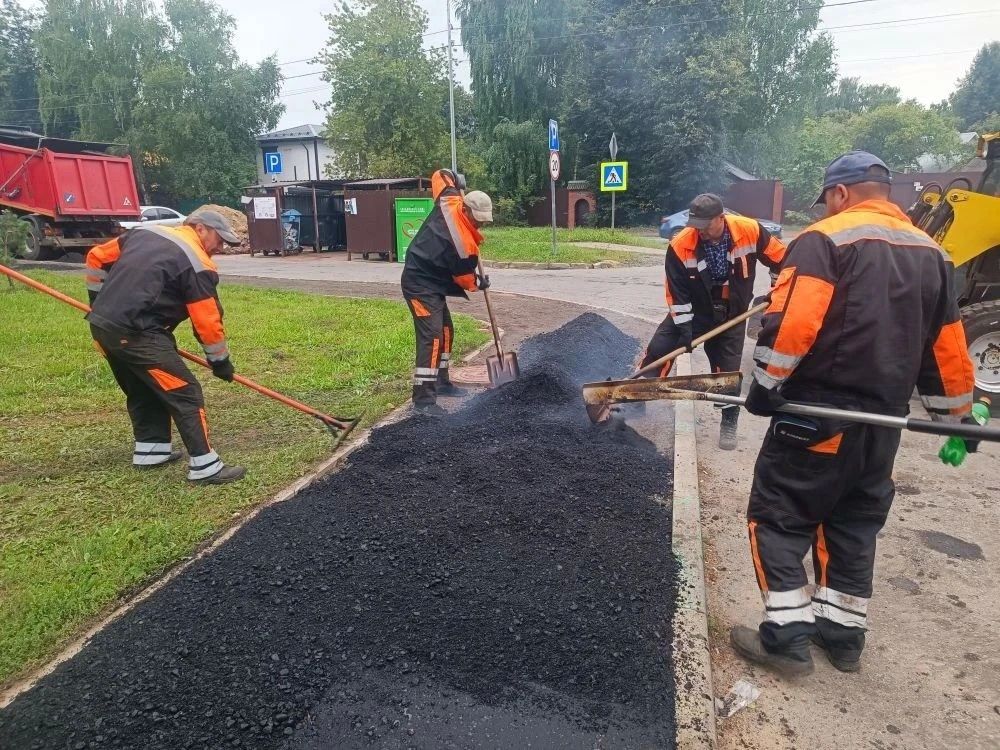 В городе продолжаются работы по ремонту дорог и тротуаров В городе продолжаются работы по ремонту дорог и тротуаров
