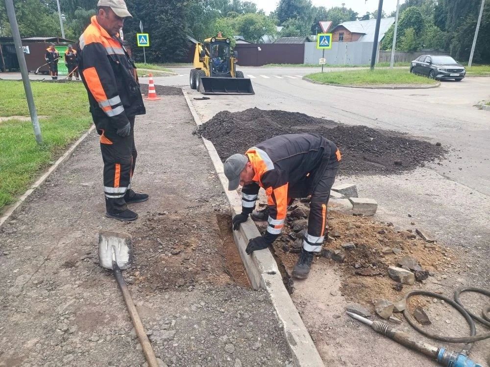 В городе продолжаются работы по ремонту дорог и тротуаров В городе продолжаются работы по ремонту дорог и тротуаров