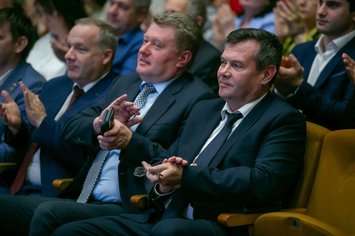 Александр Гречищев: Открыли торжественную часть праздника в честь Озёр: городу, в котором выросло не одно поколение озерчан, исполняется 101 год Александр Гречищев: Открыли торжественную часть праздника в честь Озёр: городу, в котором выросло не одно поколение озерчан, исполняется 101 год