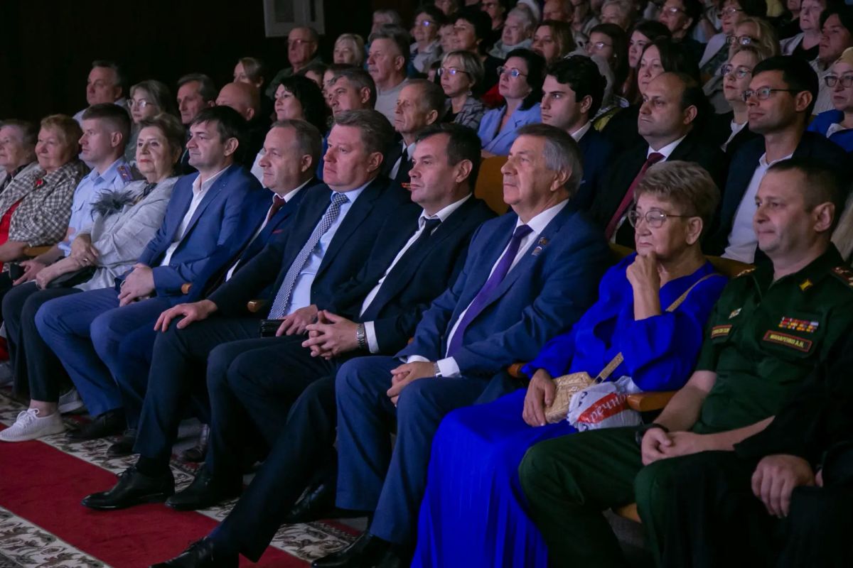 Александр Гречищев: Открыли торжественную часть праздника в честь Озёр: городу, в котором выросло не одно поколение озерчан, исполняется 101 год Александр Гречищев: Открыли торжественную часть праздника в честь Озёр: городу, в котором выросло не одно поколение озерчан, исполняется 101 год