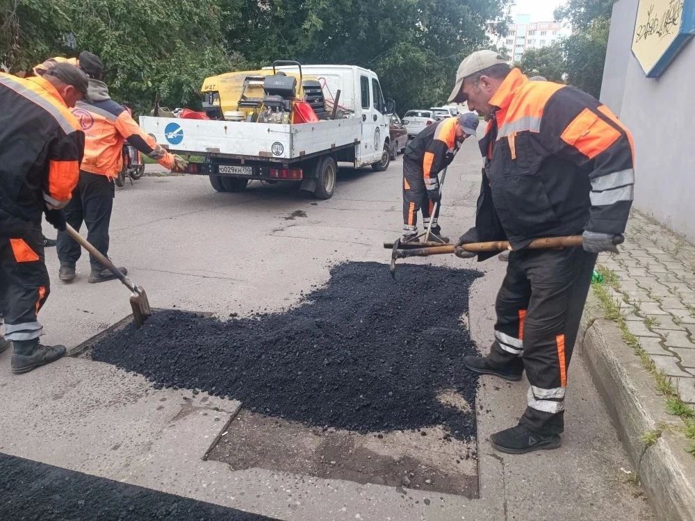 В городе продолжаются работы по ремонту дорог и тротуаров В городе продолжаются работы по ремонту дорог и тротуаров