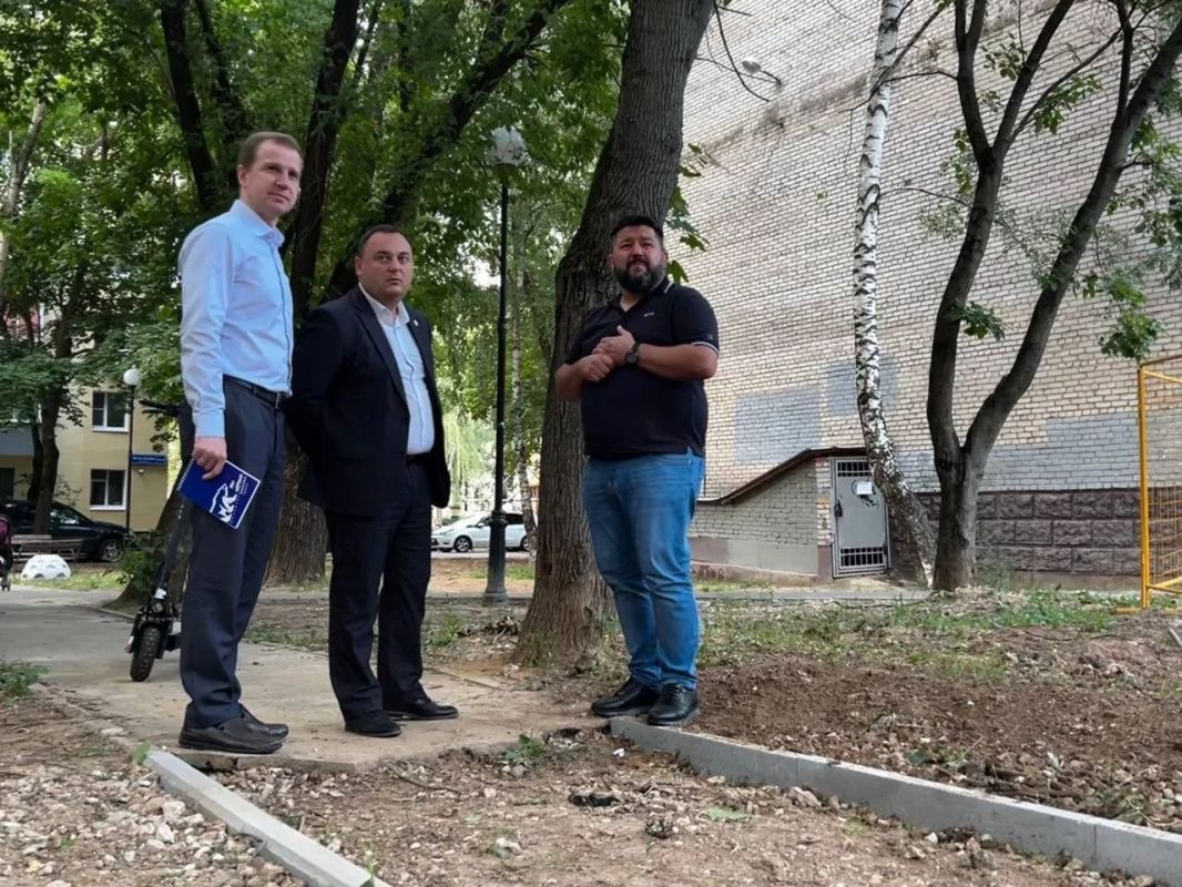 Заместитель главы округа Михаил Саруханов проверил восстановление благоустройства на улице Театральной Заместитель главы округа Михаил Саруханов проверил восстановление благоустройства на улице Театральной