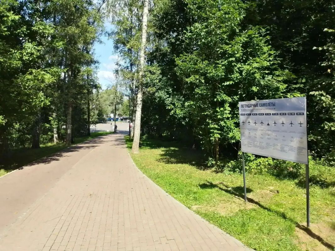 Первым делом — самолеты. В парке «Взлёт» на аллее появился новый информационный стенд — теперь здесь можно узнать много интересного об истории крылатых машин