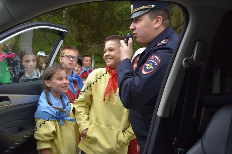 В Чувашии один день с полицейскими и представителями Общественного совета при МВД по региону провели воспитанники физкультурно-оздоровительного центра «Белые камни» В Чувашии один день с полицейскими и представителями Общественного совета при МВД по региону провели воспитанники физкультурно-оздоровительного центра «Белые камни»