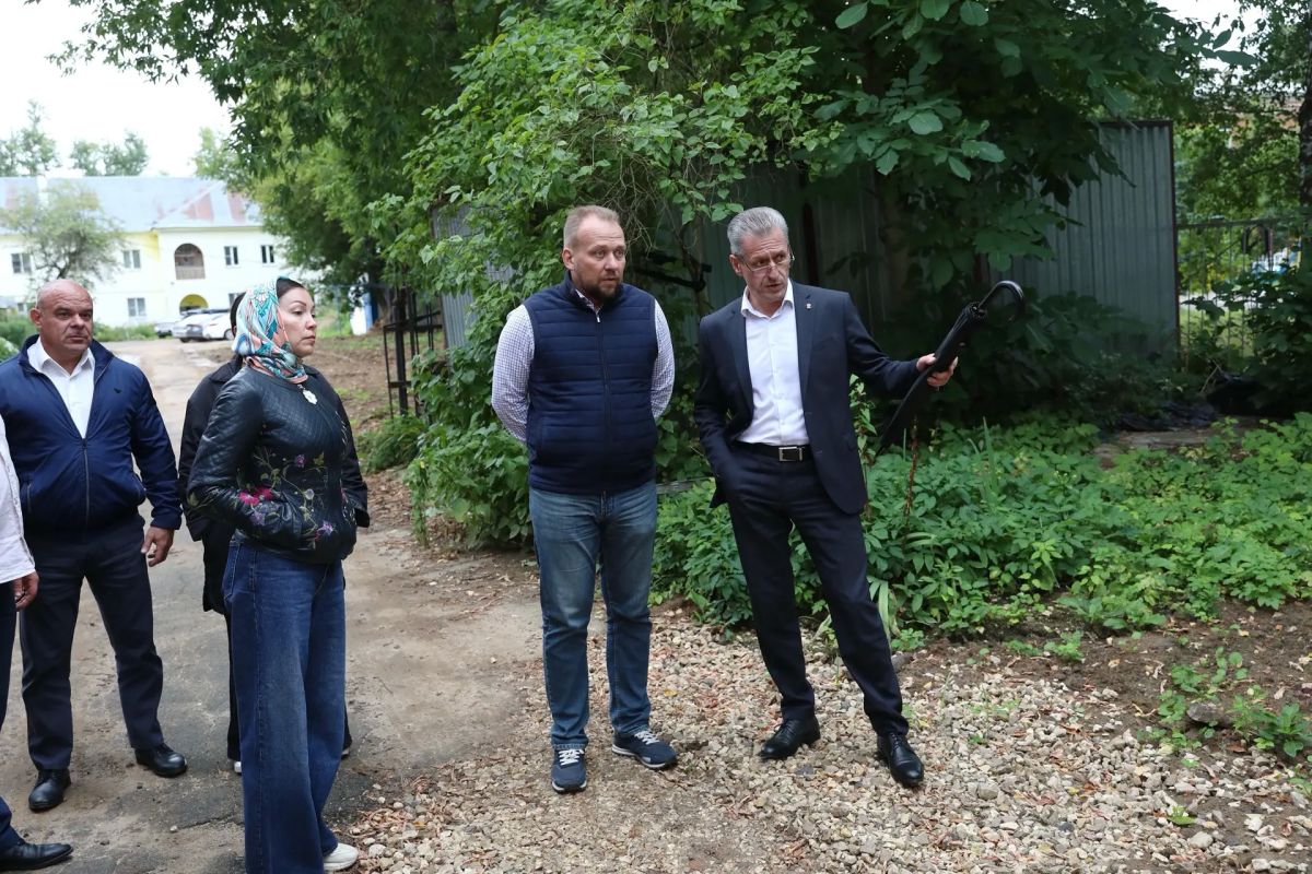 По обращению жительницы микрорайона Водники вместе с профильными заместителями выехали на место