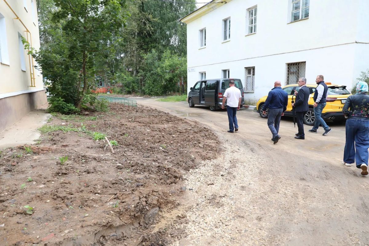 По обращению жительницы микрорайона Водники вместе с профильными заместителями выехали на место По обращению жительницы микрорайона Водники вместе с профильными заместителями выехали на место