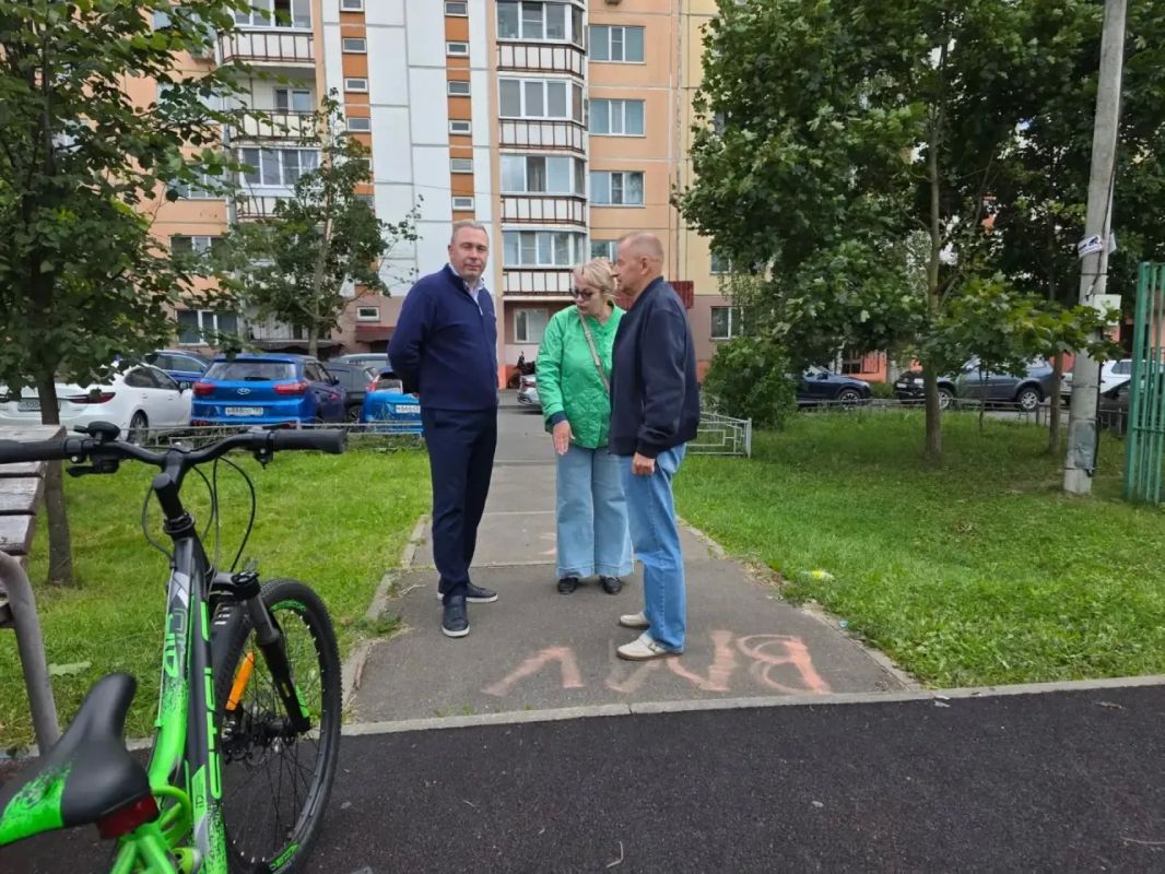Поручни установят в одном из подъездов в Нахабино по итогам встречи с жителями Поручни установят в одном из подъездов в Нахабино по итогам встречи с жителями