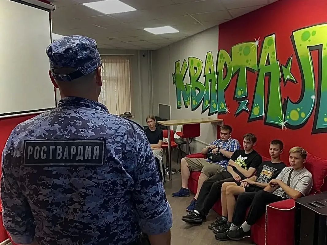 #КаникулыСРосгвардией. Сотрудник подмосковного главка Росгвардии провел урок безопасности в Подмосковье В рамках ведомственной акции «Каникулы с Росгвардией», приуроченной к 10-летию со Дня образования ведомства и 215-й... #КаникулыСРосгвардией. Сотрудник подмосковного главка Росгвардии провел урок безопасности в Подмосковье В рамках ведомственной акции «Каникулы с Росгвардией», приуроченной к 10-летию со Дня образования ведомства и 215-й...