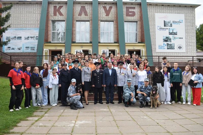В Чувашии один день с полицейскими и представителями Общественного совета при МВД по региону провели воспитанники физкультурно-оздоровительного центра «Белые камни» В Чувашии один день с полицейскими и представителями Общественного совета при МВД по региону провели воспитанники физкультурно-оздоровительного центра «Белые камни»