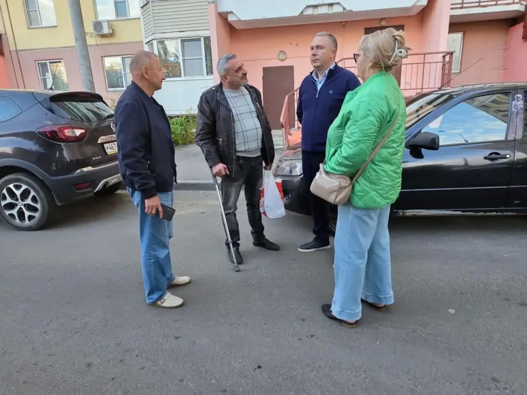 Поручни установят в одном из подъездов в Нахабино по итогам встречи с жителями