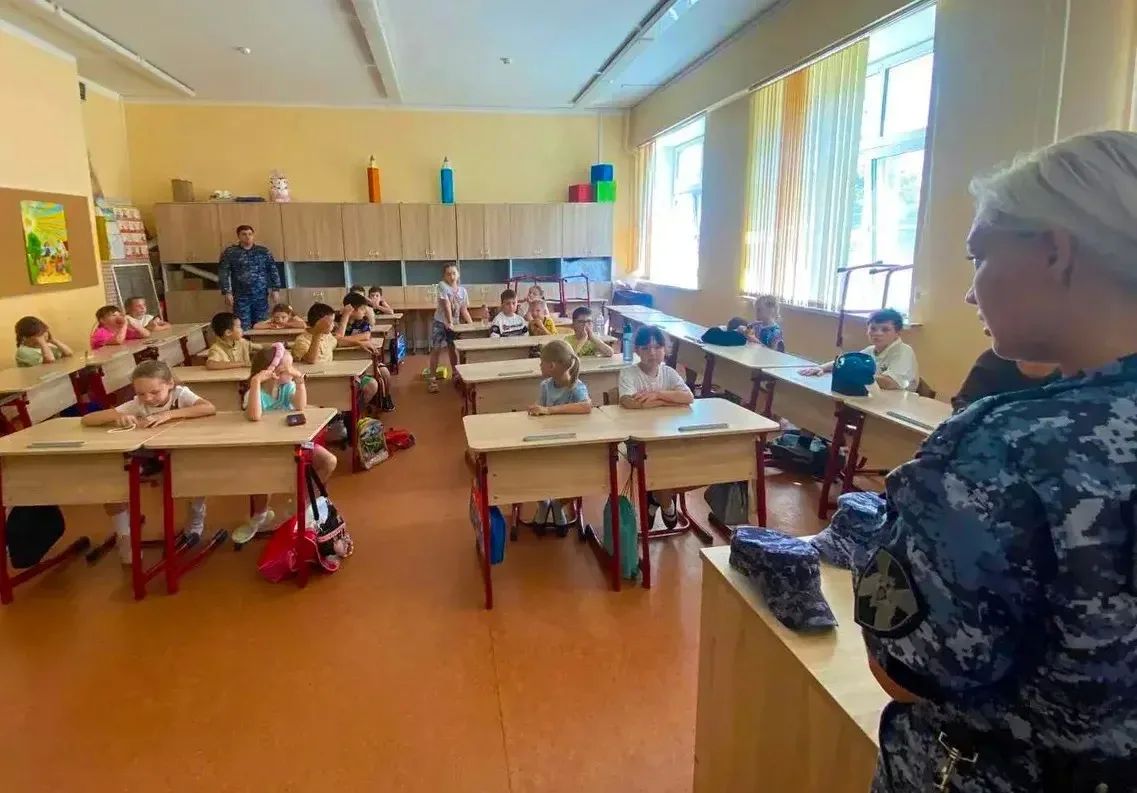 #КаникулыСРосгвардией. Росгвардейцы провели урок кибербезопасности для школьников в Подмосковье В рамках всероссийской ведомственной акции «Каникулы с Росгвардией», приуроченной в этом году к 10-летию со Дня образования... #КаникулыСРосгвардией. Росгвардейцы провели урок кибербезопасности для школьников в Подмосковье В рамках всероссийской ведомственной акции «Каникулы с Росгвардией», приуроченной в этом году к 10-летию со Дня образования...