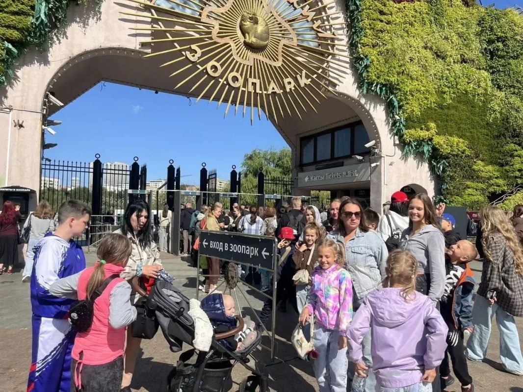 Сегодня в рамках экскурсионной программы вместе с Единым центром поддержки участников СВО была организована поездка в Московский зоопарк Сегодня в рамках экскурсионной программы вместе с Единым центром поддержки участников СВО была организована поездка в Московский зоопарк